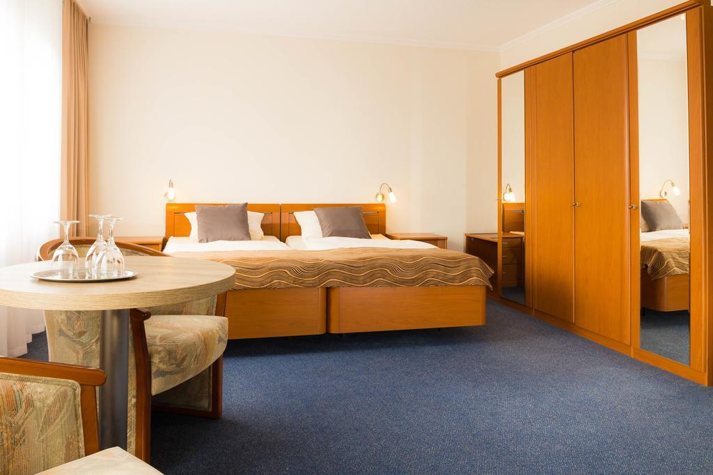 Strand Hotel Nordsee, Hotel Deichlaeufer 托斯恩斯 外观 照片
